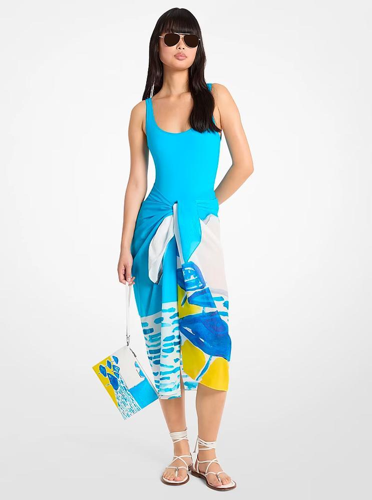 Le paréo, la pochette et le maillot de bain bleus tendance Michael Kors x Christina Zimpel