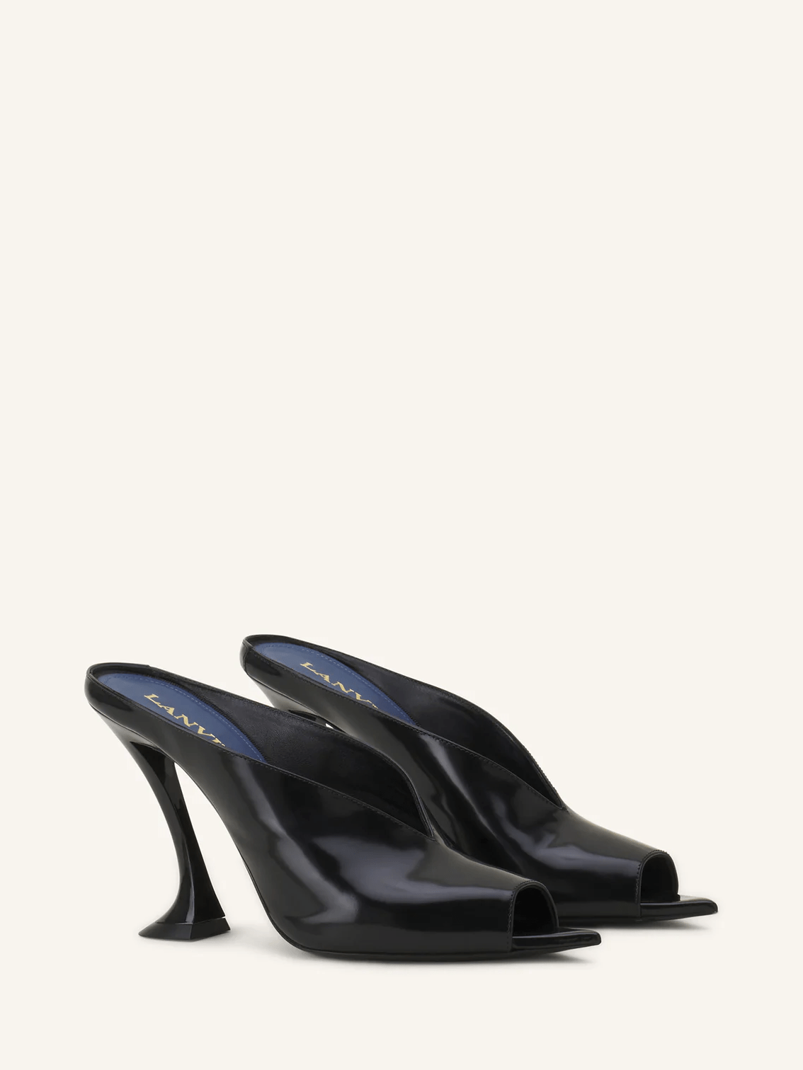 Mule Midnight step en cuir verni noir, 850 €, Lanvin.