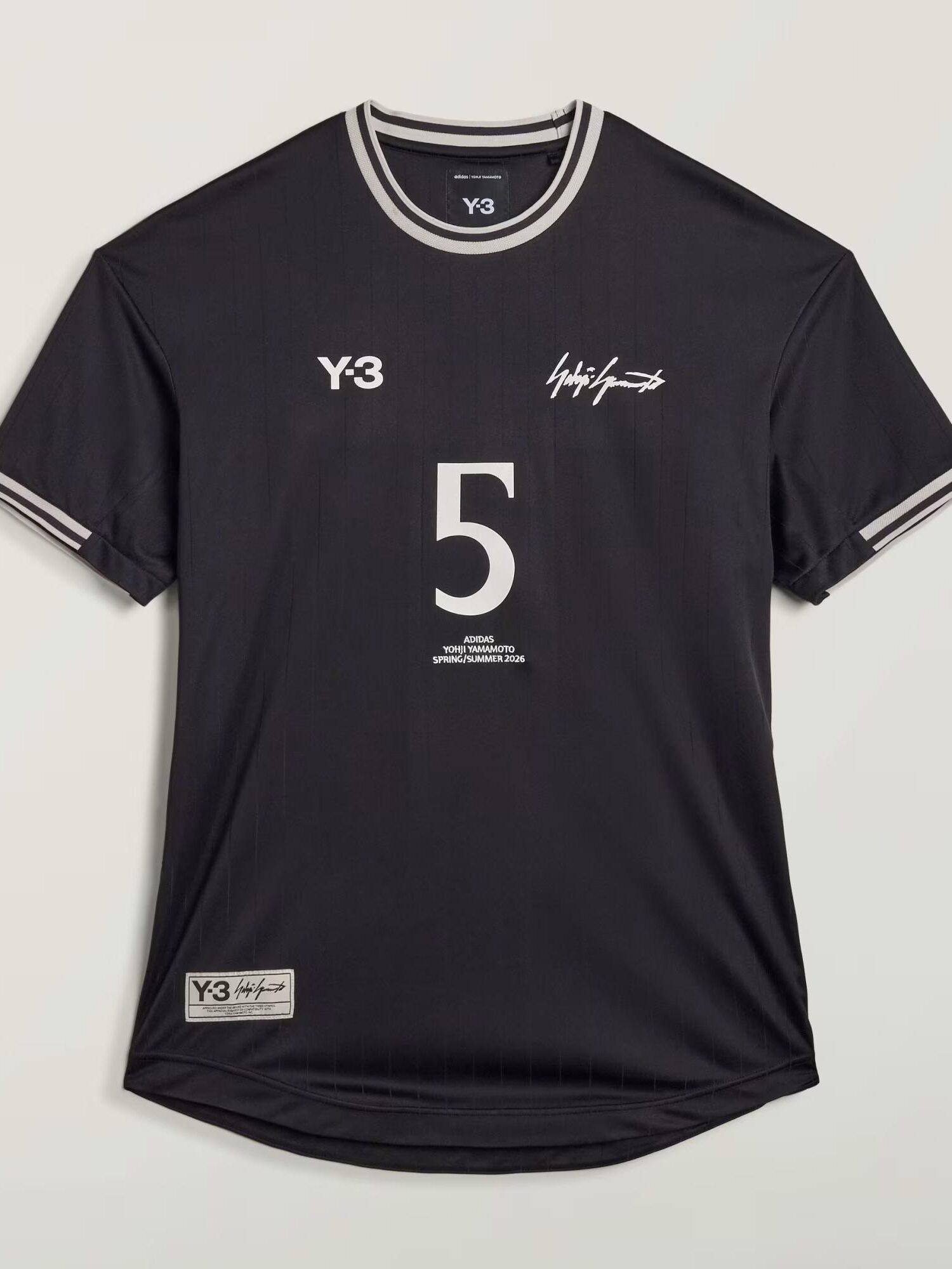 Maillot de football manches courtes Jude Bellingham, 160 €, Y-3 x Adidas.
