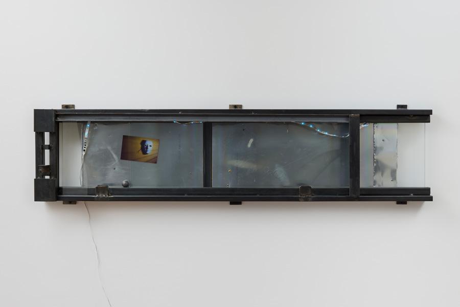 Sculpture de Matthias Odin. Skènè (façade & décors). Galerie spare room.
