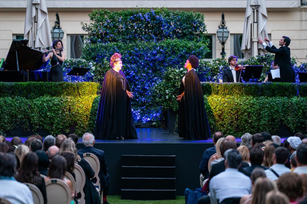 Les chanteuses d'opéra Axelle de Saint Cirel et Claire de Monteil lors du festival Les Nuits Étoilées du Ritz.