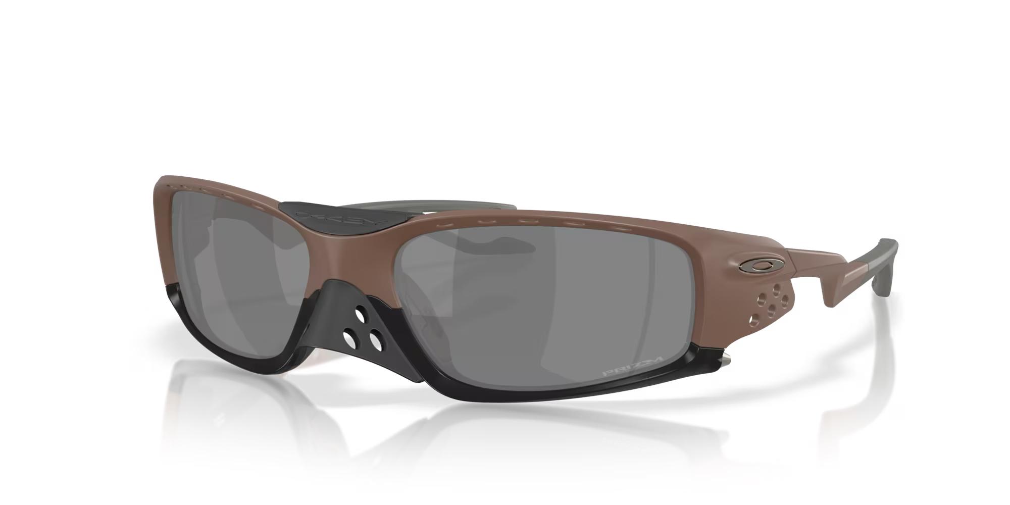 Lunettes de soleil, 256€, Oakley.