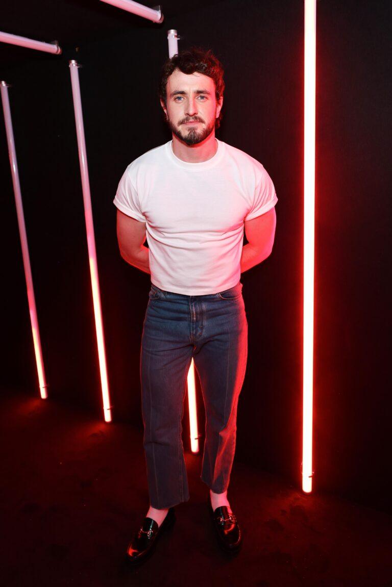 Paul Mescal porte un tee-shirt crop blanc.