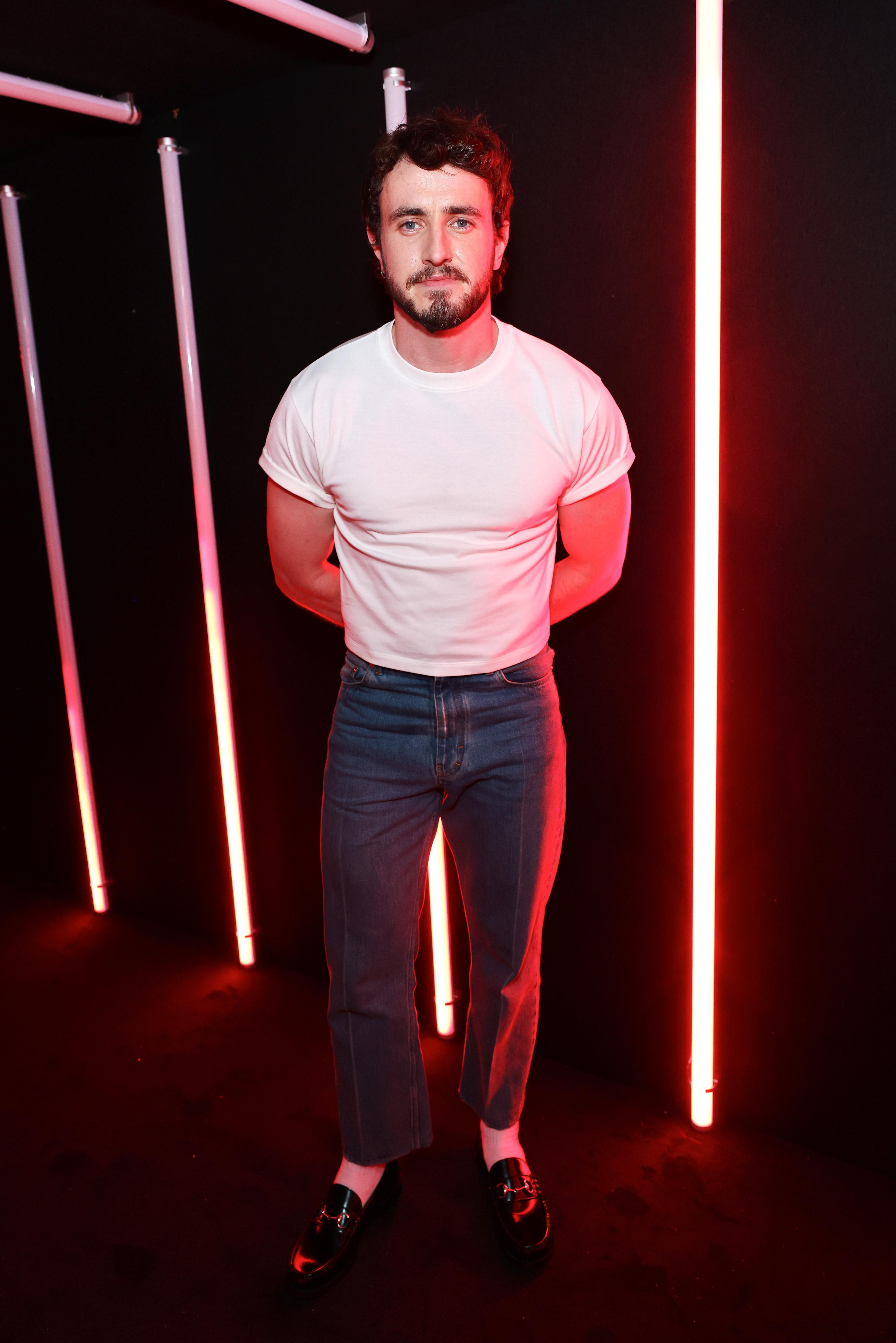 Paul Mescal porte un tee-shirt crop blanc.