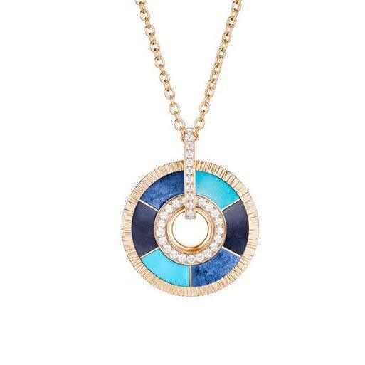 Pendentif Possession Vibrant Palace, Piaget.
En or rose, turquoises, sodalites, dumortiérites et diamants, 15 100 €.