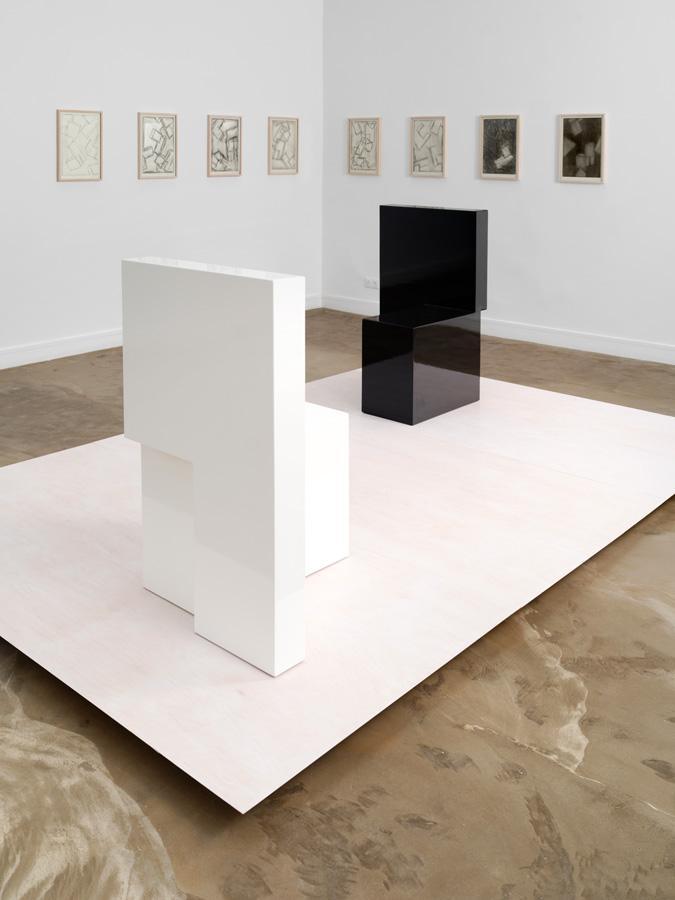 Exposition Bob Robert Wilson. Chaises. Vue de l'exposition “The Days Before” à la galerie Ketabi Bourdet. © Ketabi Bourdet.