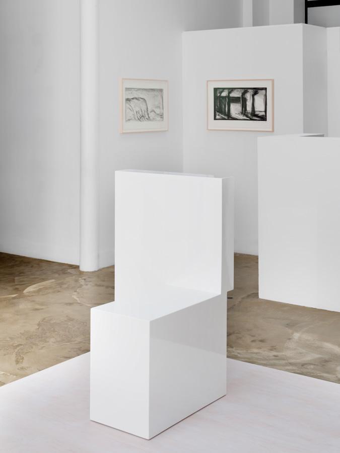Chaise blanche. Bob Robert Wilson. Exposition “The Days Before” à la galerie Ketabi Bourdet.