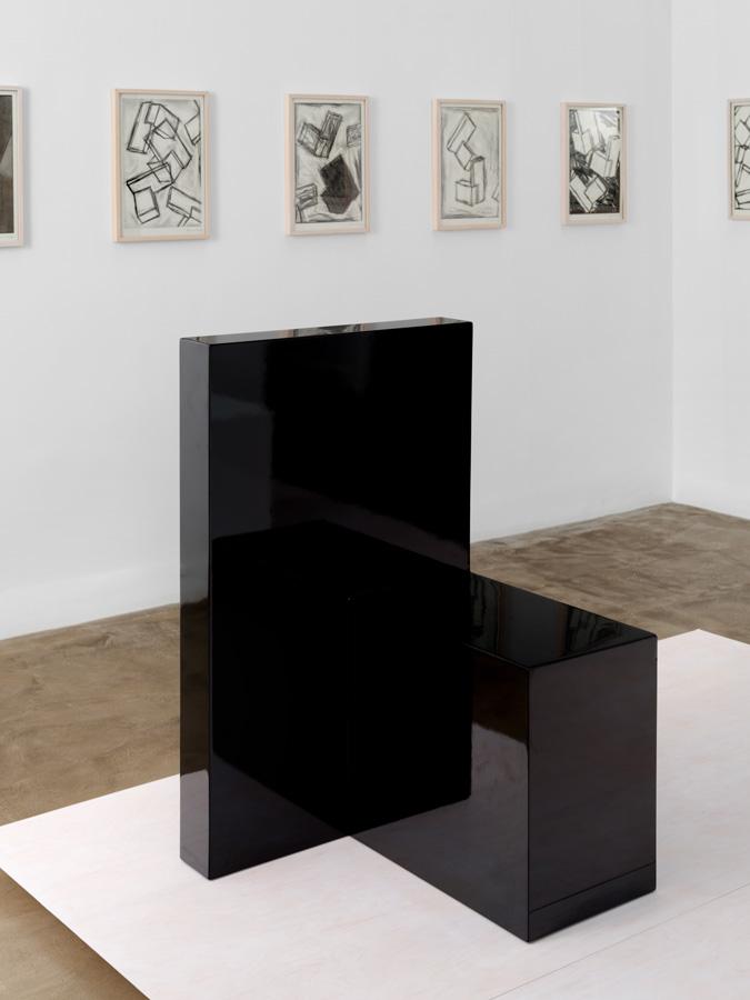 Chaise noire. Bob Robert Wilson. Exposition “The Days Before” à la galerie Ketabi Bourdet.