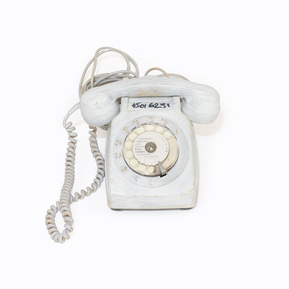 Le téléphone ayant appartenu à Martin margiela disponible lors de la vente aux enchères des archives personnelles de Martin Margiela.