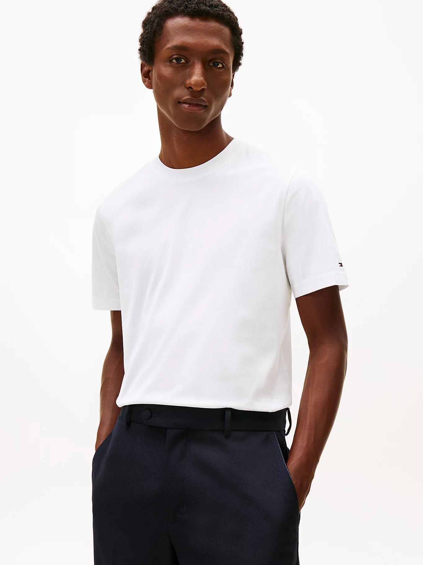 Tee-Shirt crop uni, 69,99€, Tommy Hilfiger.