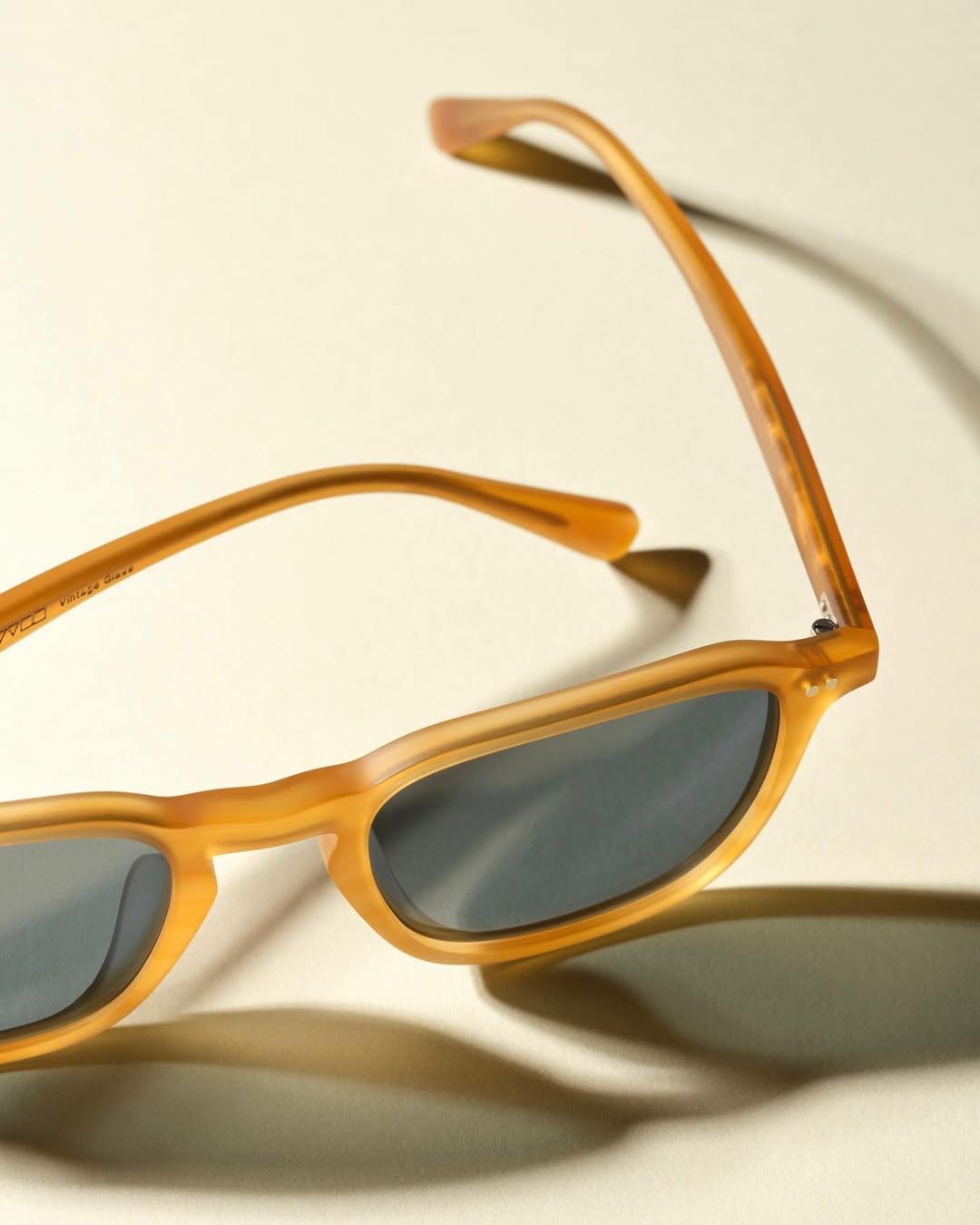 Lunettes de soleil chic et élégantes Oliver Peoples.