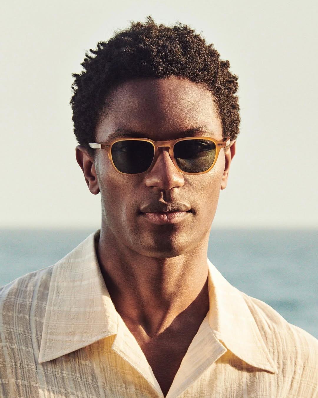 Lunettes de soleil chic et élégantes Oliver Peoples.