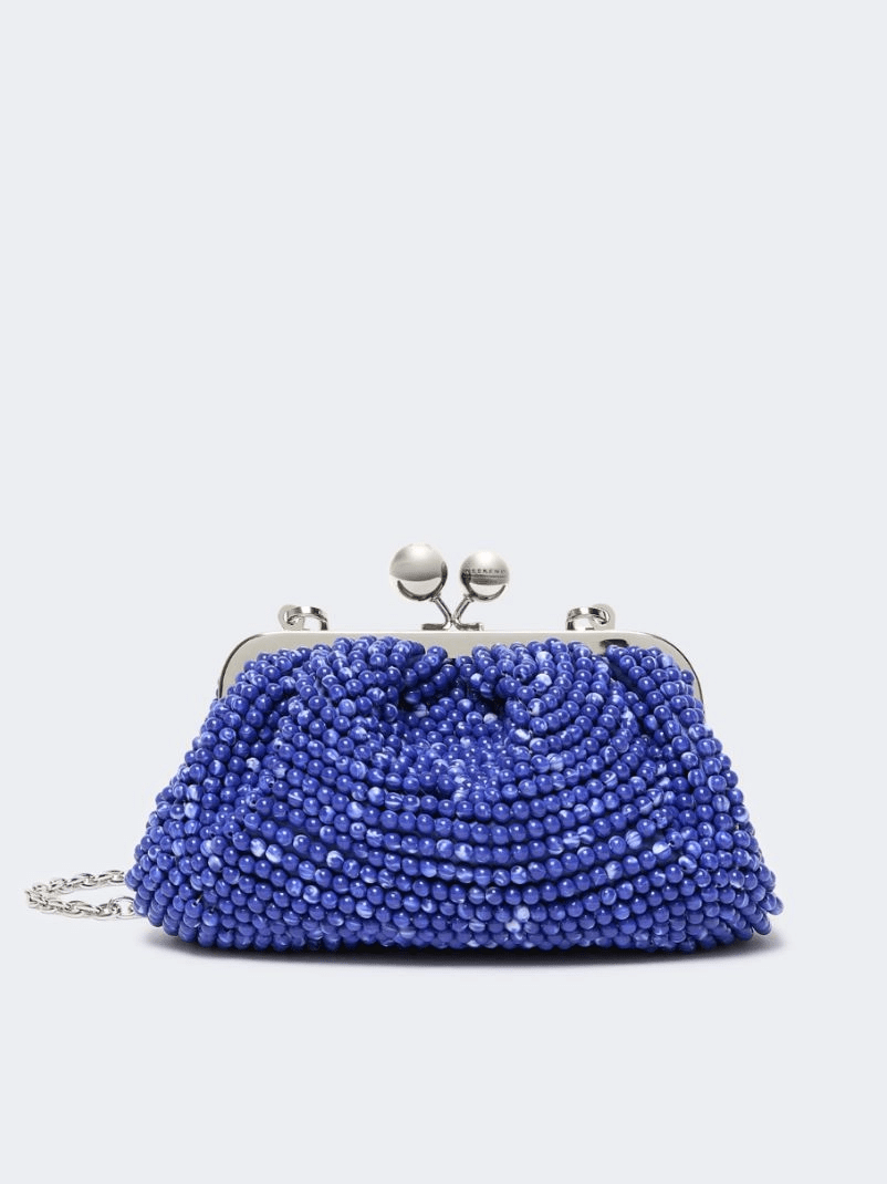 Petit sac Pasticcino avec perles en résine brodées bleu nuit, 365 €, Weekend Max Mara.