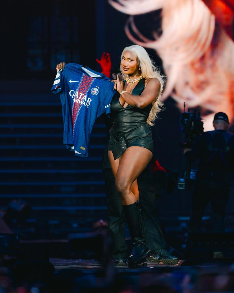 Le body en cuir noir Yves Salomon d'Aya Nakamura pour son concert au stade de France en 2026