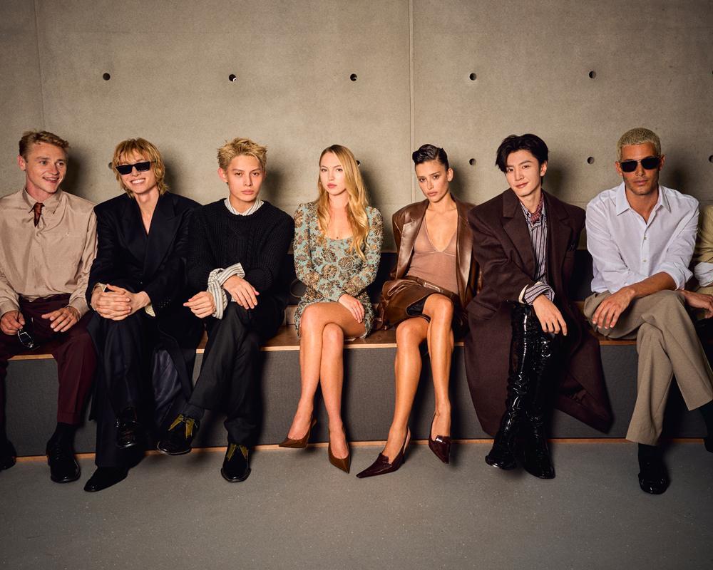 Ben hardy, Cortis James, Martin, Lila Moss, Nunes Marquez, Chen Zheyuan et Fai Khadra au défilé Saint Laurent homme printemps-été 2027 à la Fashion Week de Paris