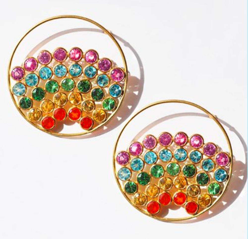 Boucles d'oreilles Rainbow, Marie-Hélène de Taillac.
En or jaune, saphir rose, apatite, tsavorite, saphir jaune et opale de feu, 17 000 €.
