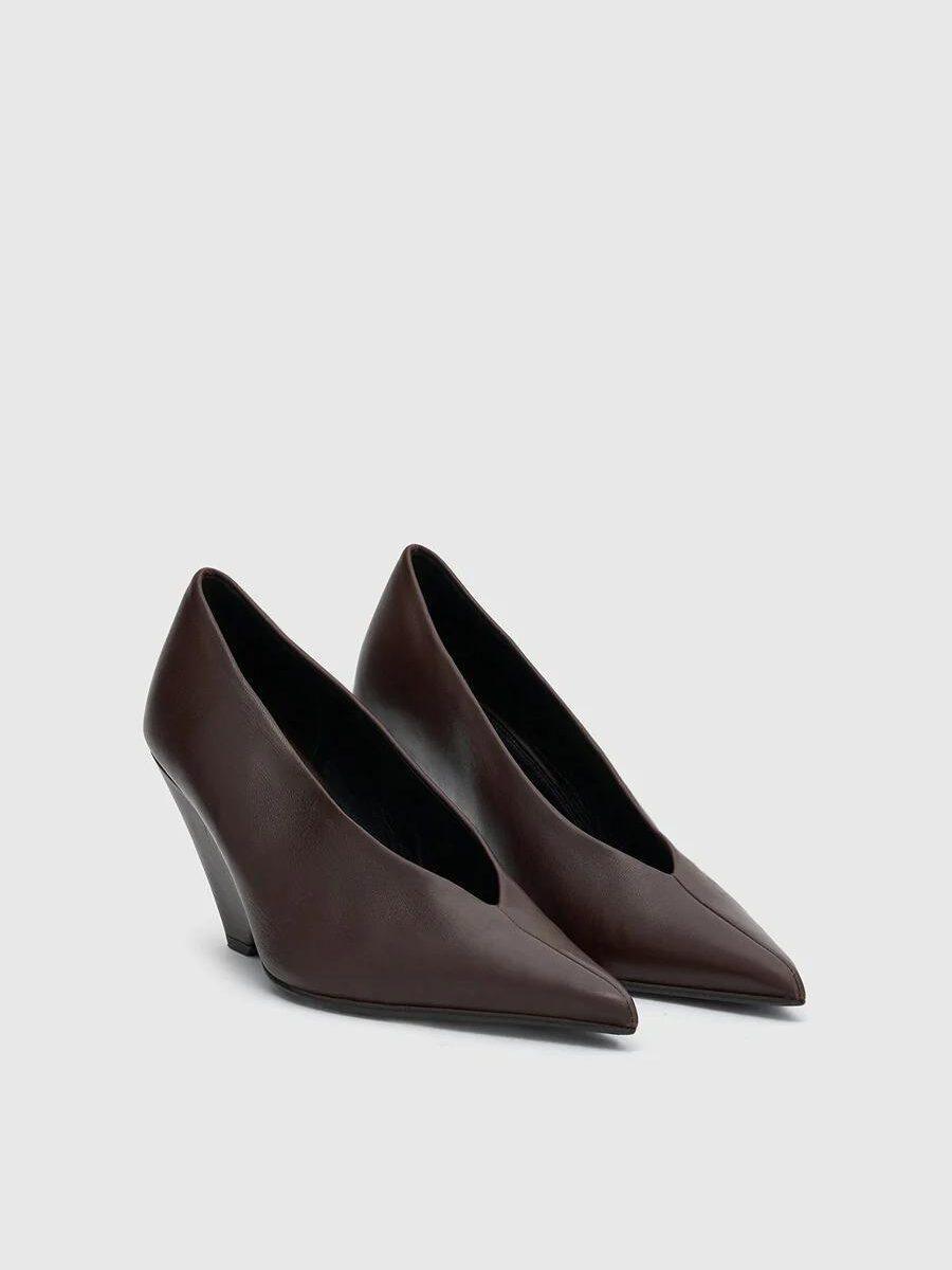 Escarpins Rhys en cuir marron, 710 €, Camilla and Marc.