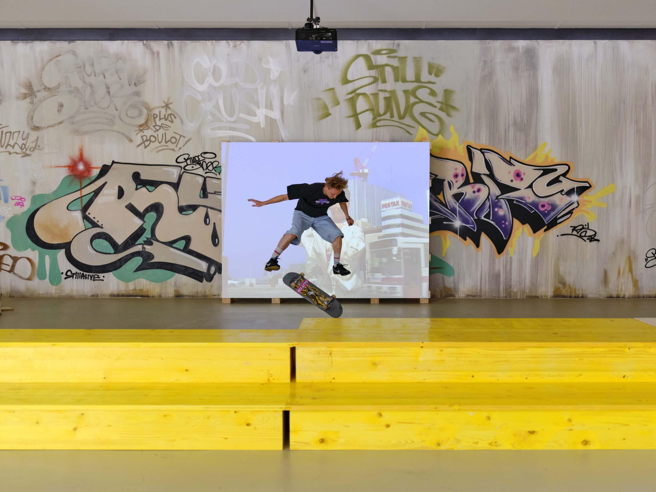 Skateboard. Photographie. Vue d'installation de l'exposition Testimonies to the Near Future de Cao Fei au Kunstmuseum Basel.
