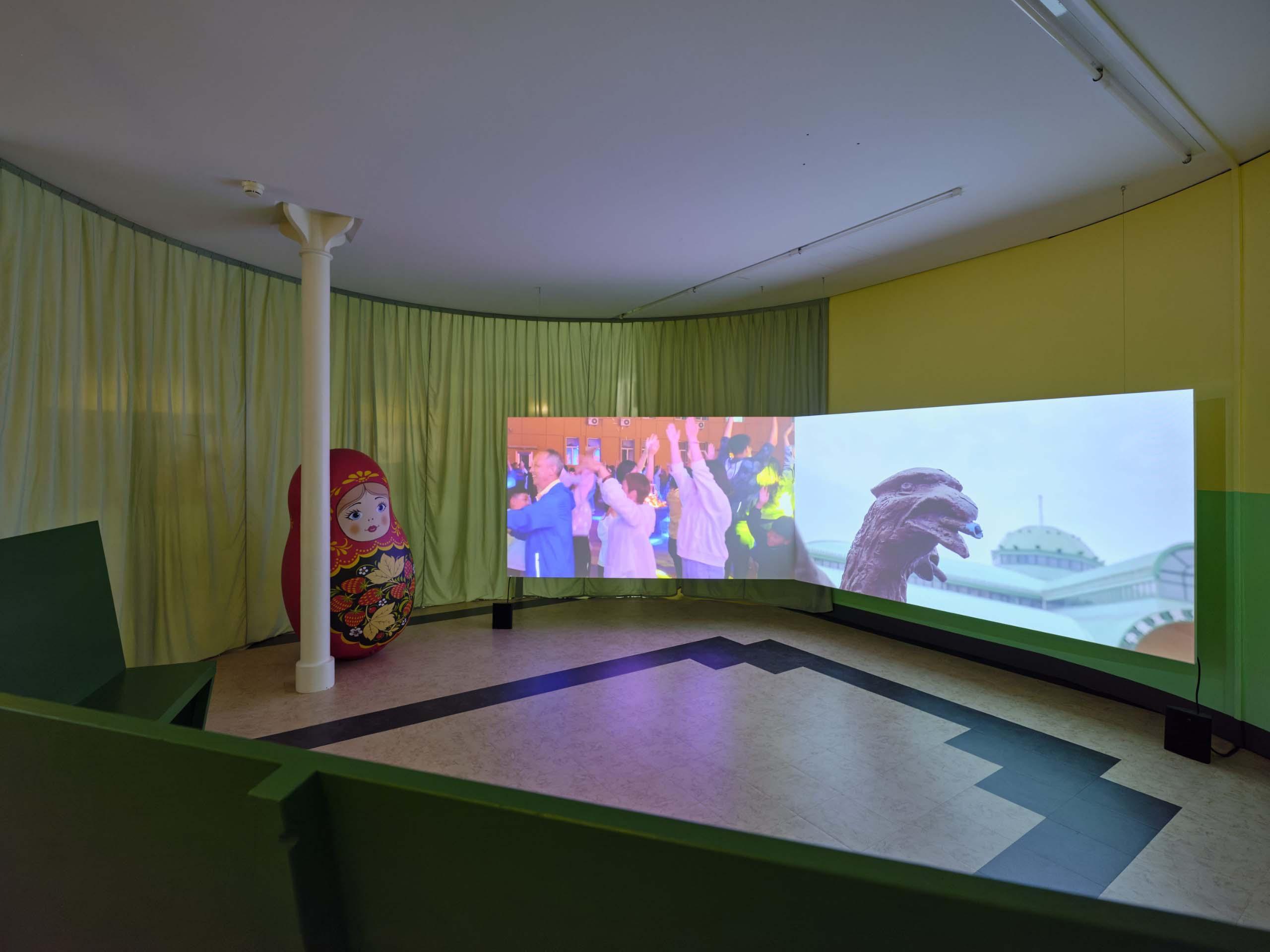 Ecrans. Art. Vue d'installation de l'exposition “Testimonies to the Near Future” de Cao Fei au Kunstmuseum Basel. Photo : Samuel Bramley.