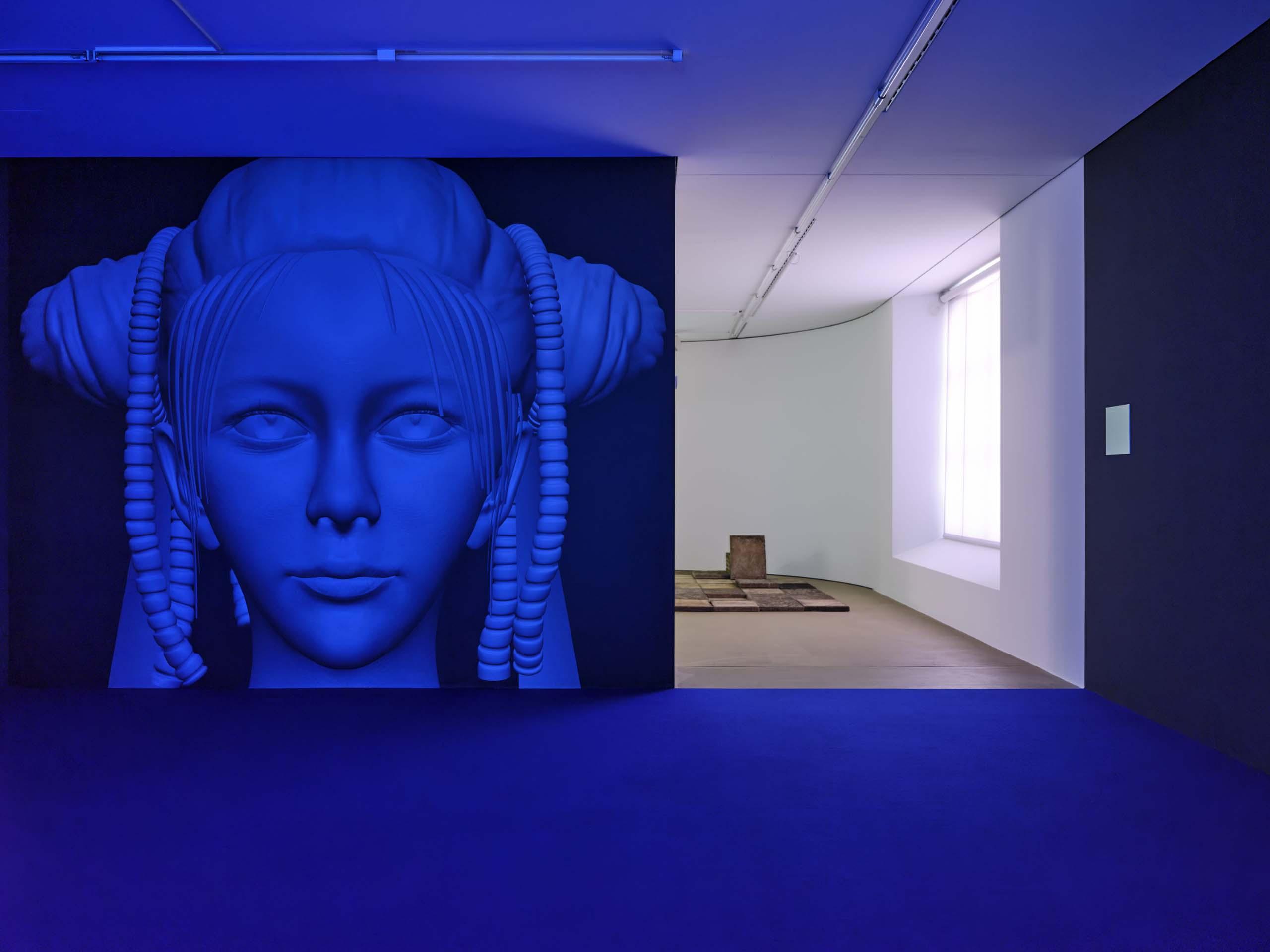 Visage bleu. Vue d'installation de l'exposition “Testimonies to the Near Future” de Cao Fei au Kunstmuseum Basel. Photo : Samuel Bramley.