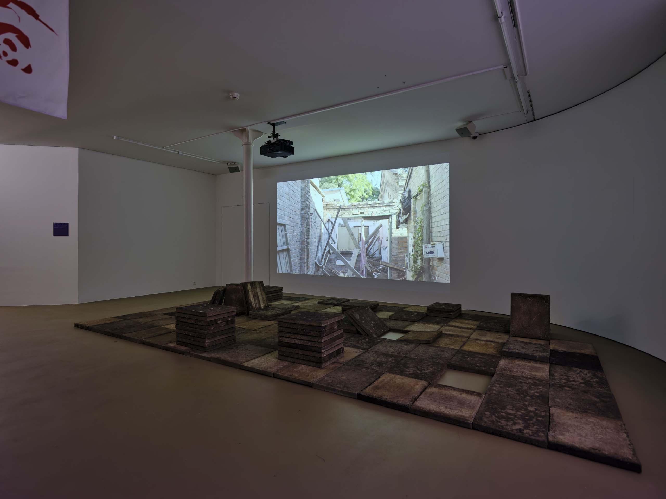 Ecrans. Art. Vue d'installation de l'exposition “Testimonies to the Near Future” de Cao Fei au Kunstmuseum Basel. Photo : Samuel Bramley.
