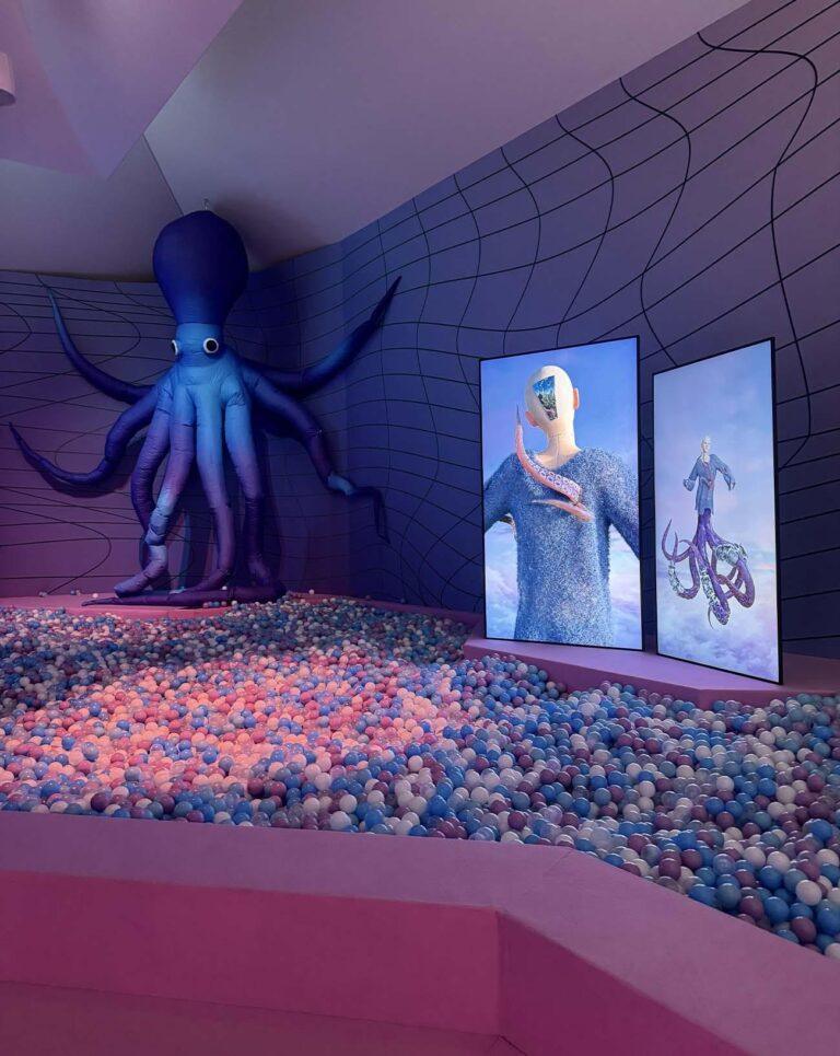Vue d'installation de l'exposition “Testimonies to the Near Future” de Cao Fei au Kunstmuseum Basel. Photo : Thibaut Wychowanok.