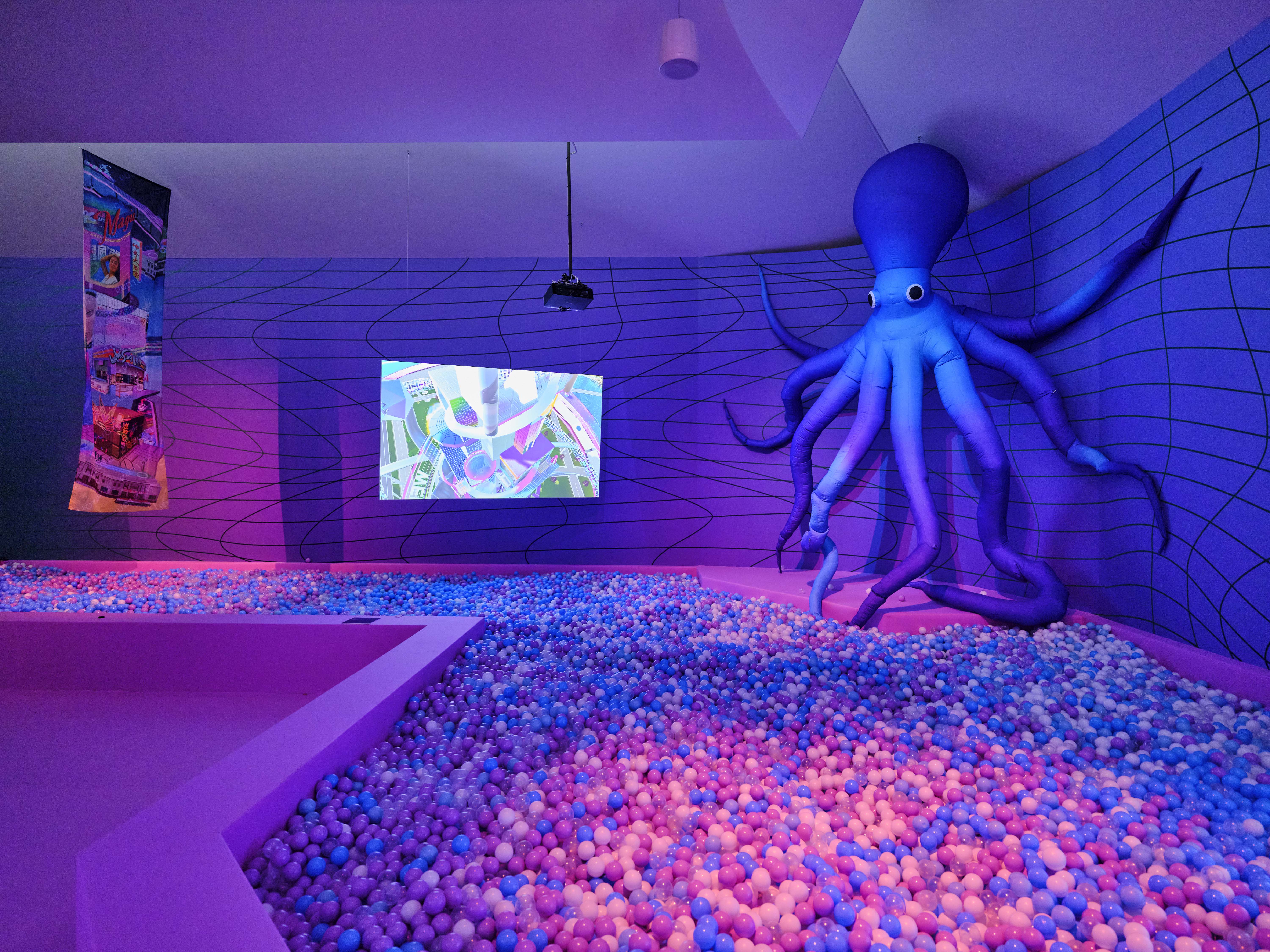 Pieuvre rose. Piscine à boules. Vue d'installation de l'exposition Testimonies to the Near Future de Cao Fei au Kunstmuseum Basel.