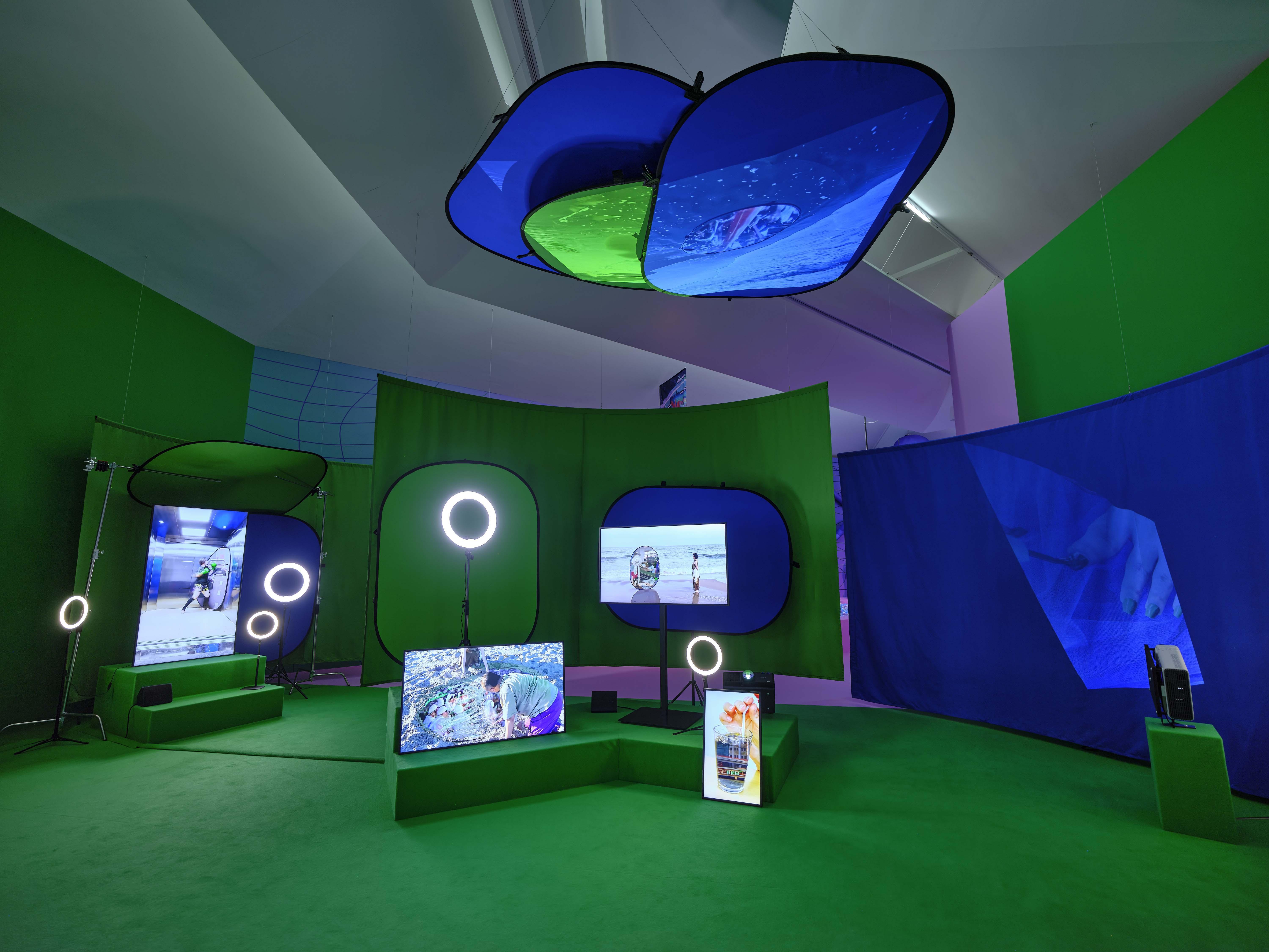 Vert. Lumières. Art contemporain. Vue d'installation de l'exposition “Testimonies to the Near Future” de Cao Fei au Kunstmuseum Basel. Photo : Samuel Bramley.