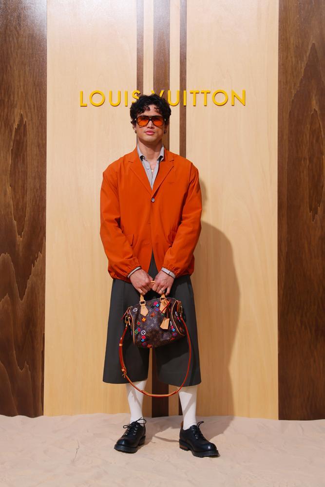 Charles Melton au défilé Louis Vuitton homme printemps-été 2027 dans le cadre de la Fashion Week de Paris, le 23 juin 2026 à Paris, en France. © Victor Boyko/Getty Images pour Louis Vuitton.