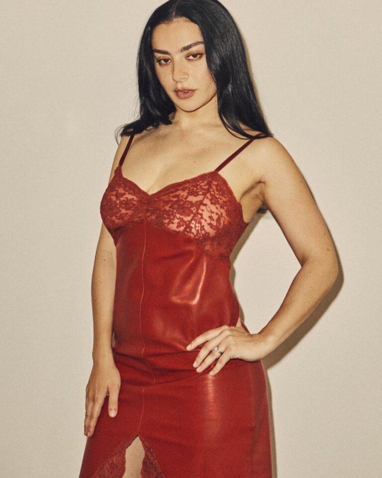 Charli xcx au défilé Saint Laurent homme printemps-été 2027 à la Fashion Week de Paris