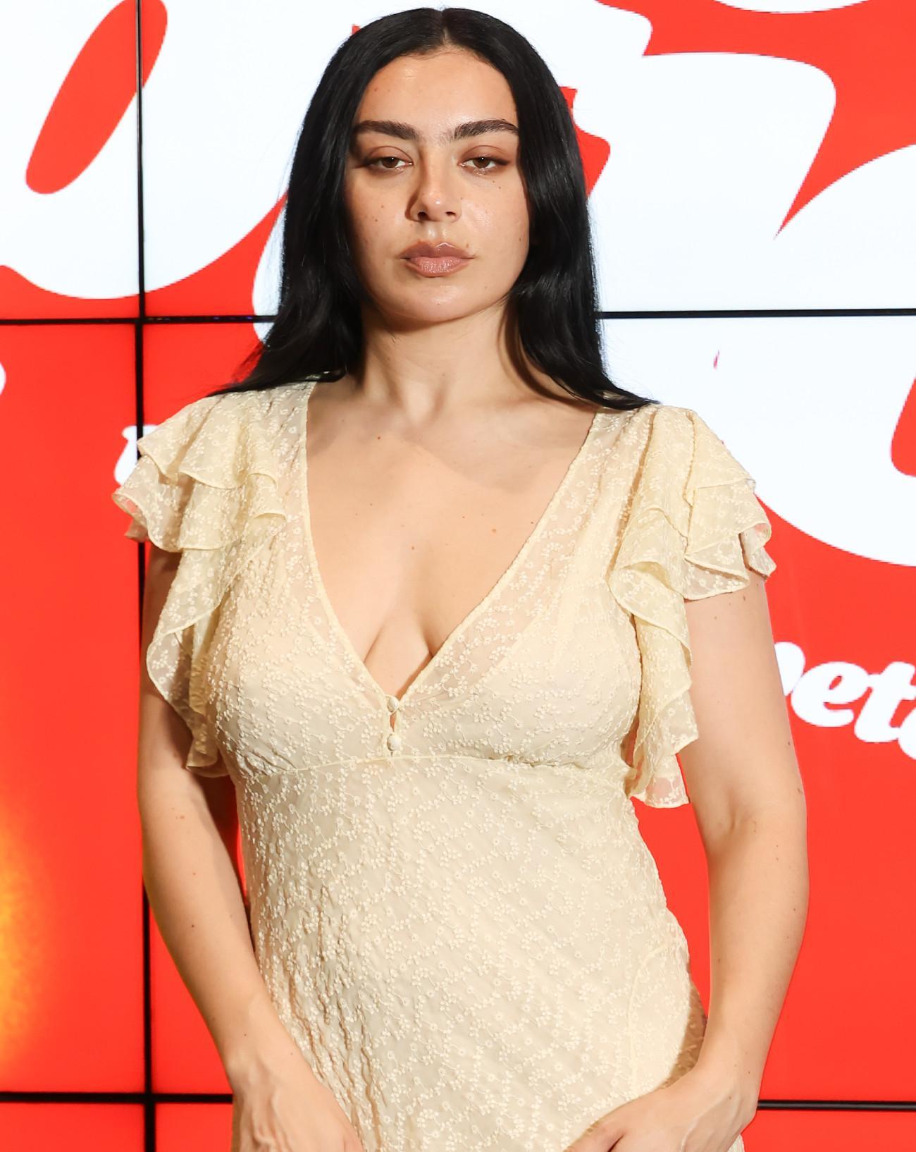 Charli xcx pour la promotion du film Eruption à Paris.