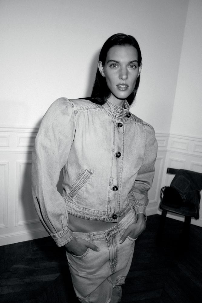 Charlotte Cardin en Veste et jean LEVI’S. © Jessica Madavo.