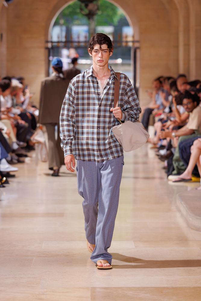 Le défilé Auralee printemps-été 2027 à la Fashion Week homme de Paris