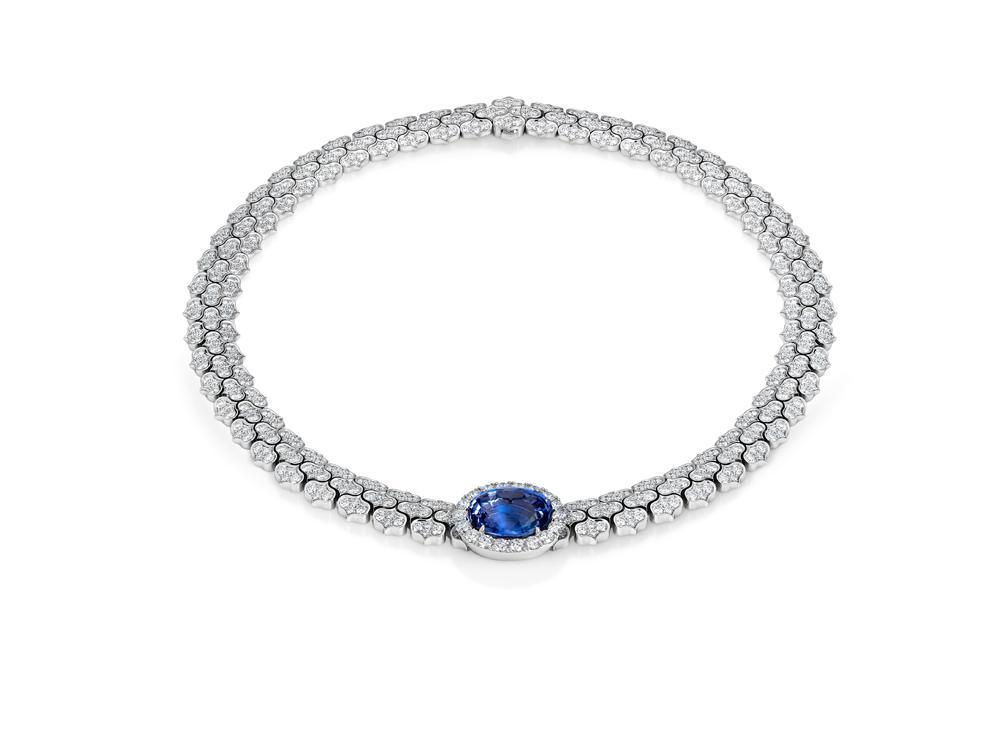Le collier en or blanc, diamants et saphir de la collection Cobra.