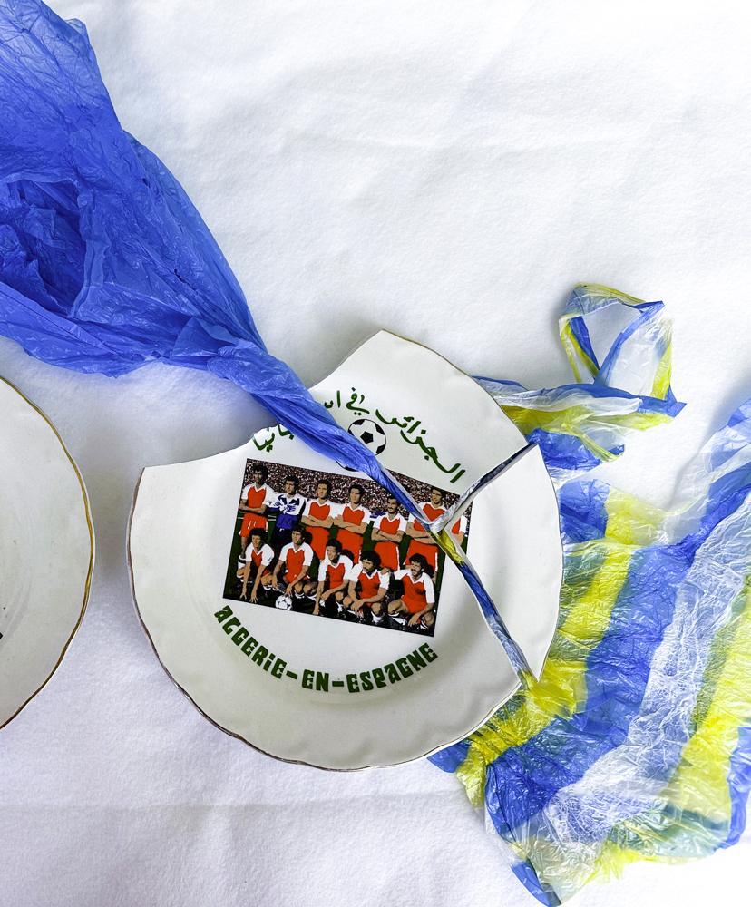 Ouassila Arras, Les Indociles (détail, 2026). © Assiette, sacs plastiques. Crédits photo : DR.