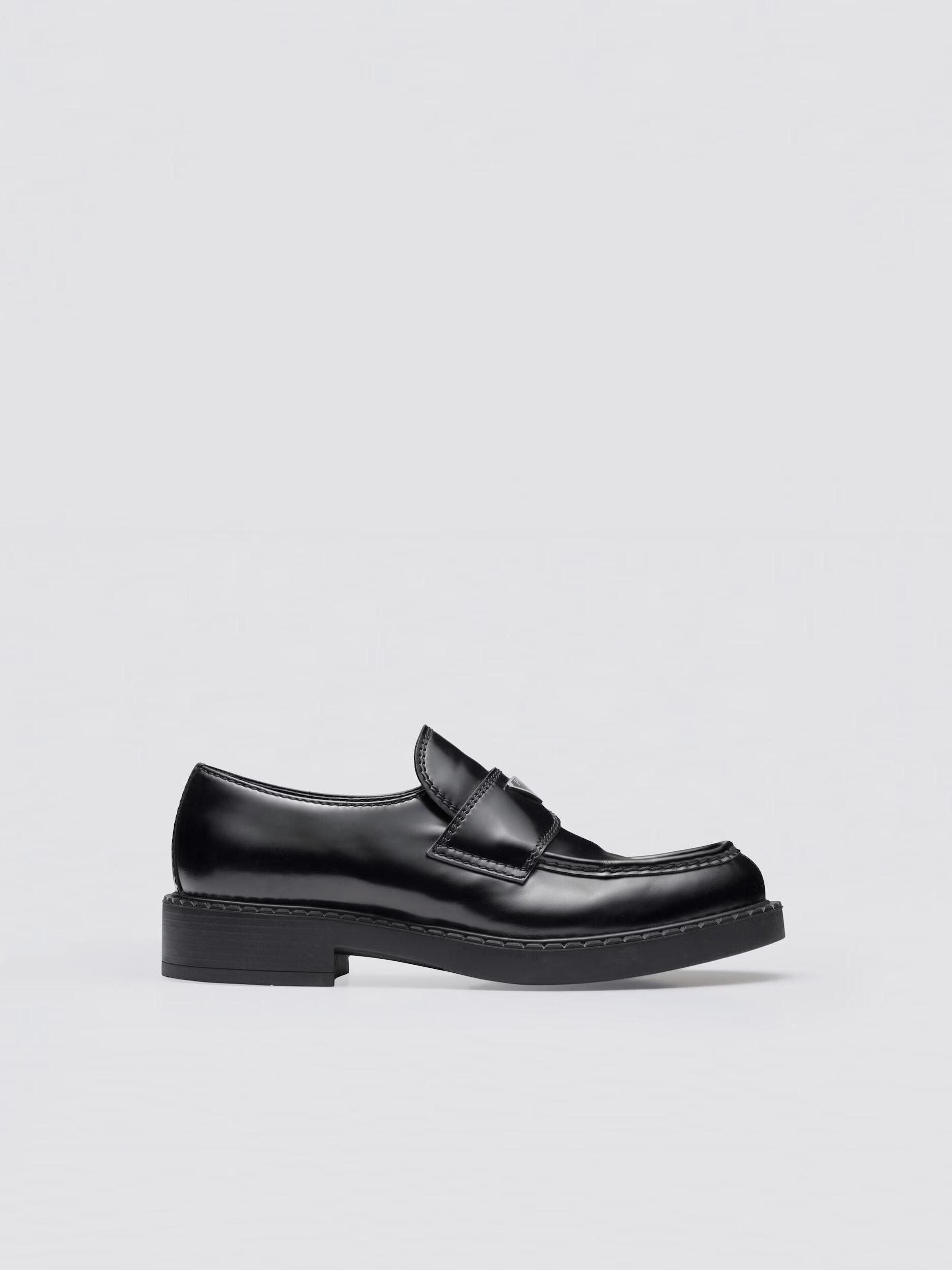 Mocassins en cuir brossé, 970€, Prada.