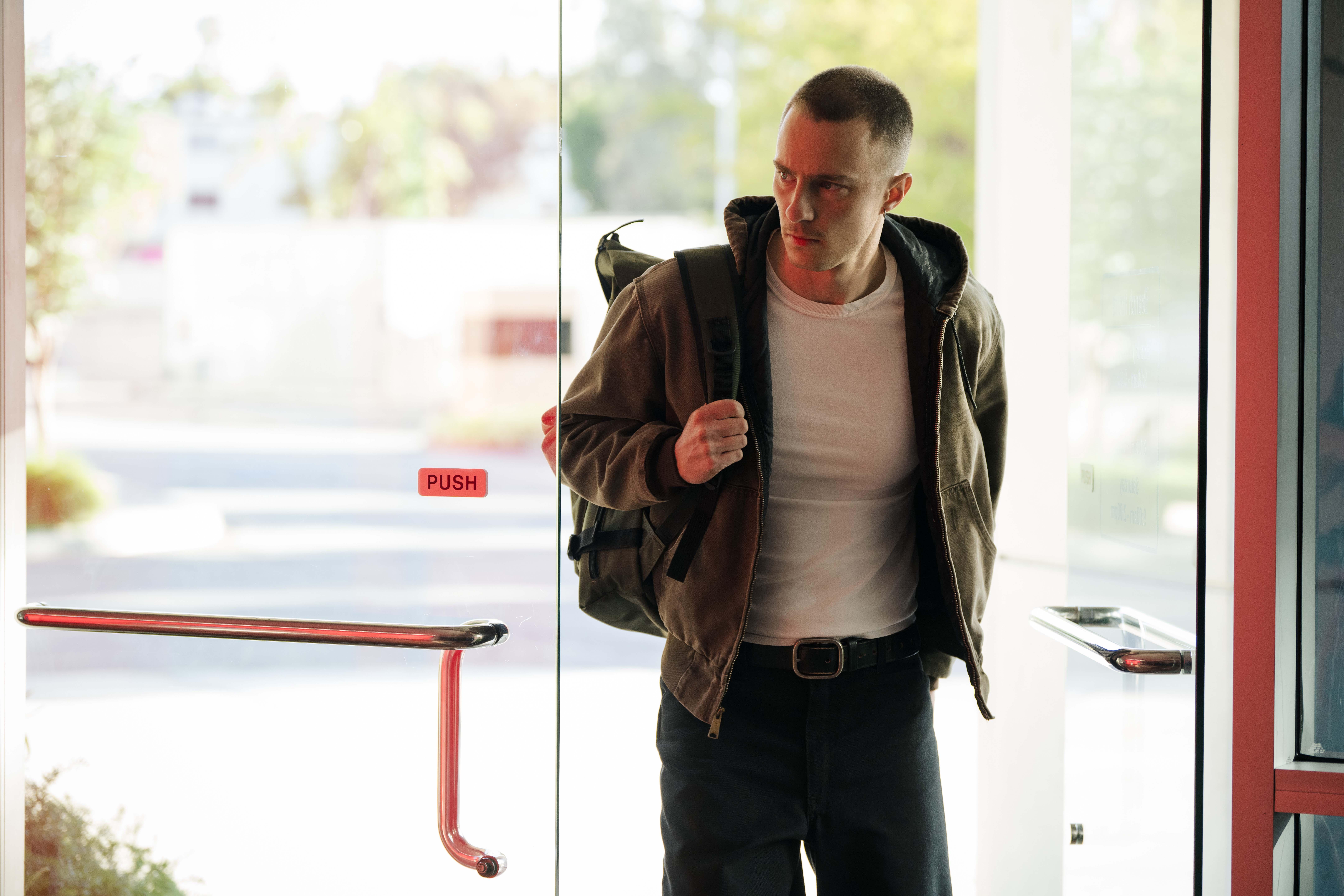 Drew Starkey dans la série Lucky.