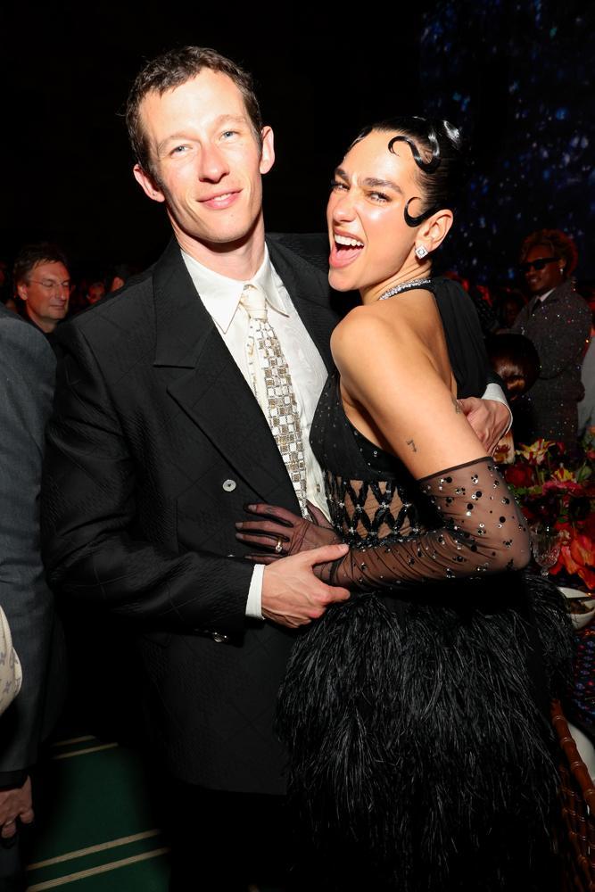 Callum Turner et Dua Lipa. 