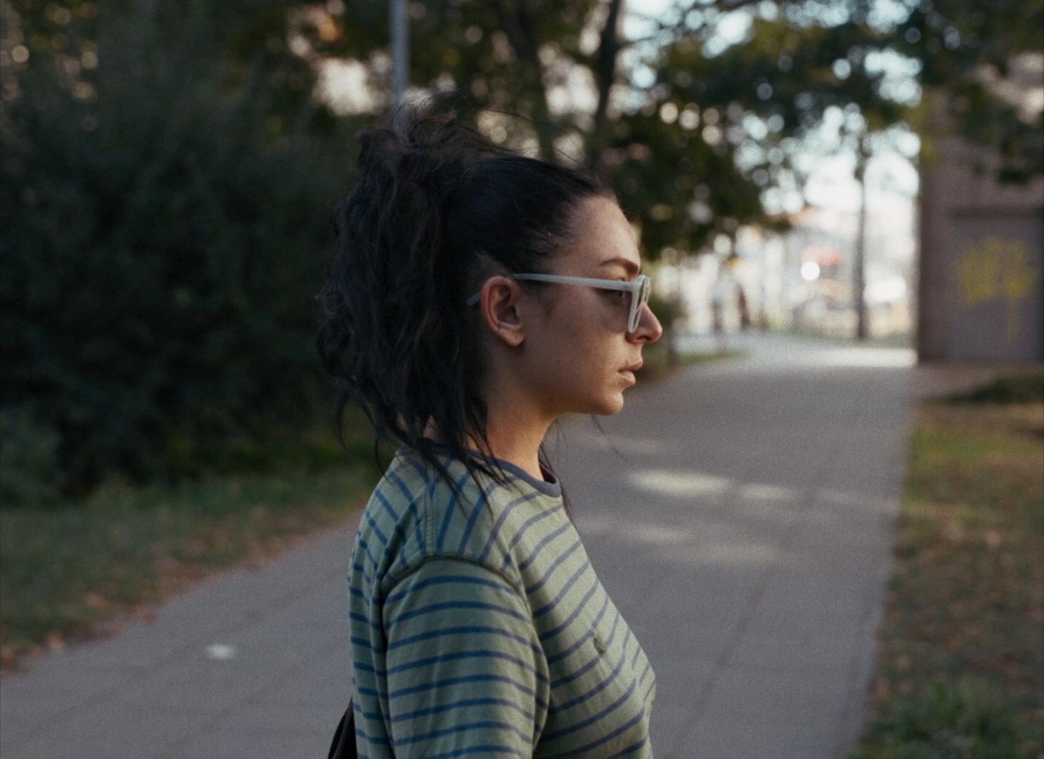Charli xcx dans le film Eruption.