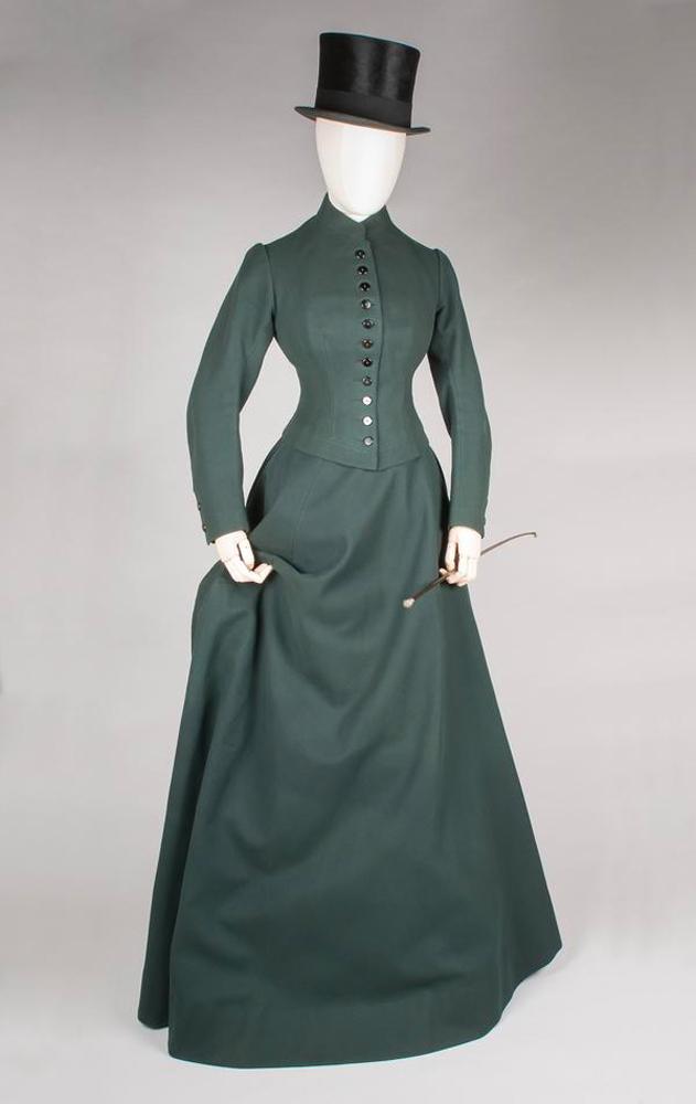 Habit d’équitation pour dame (veste, jupe, pantalon), vers 1880 dans l'exposition Amazone au Musée Fragonard