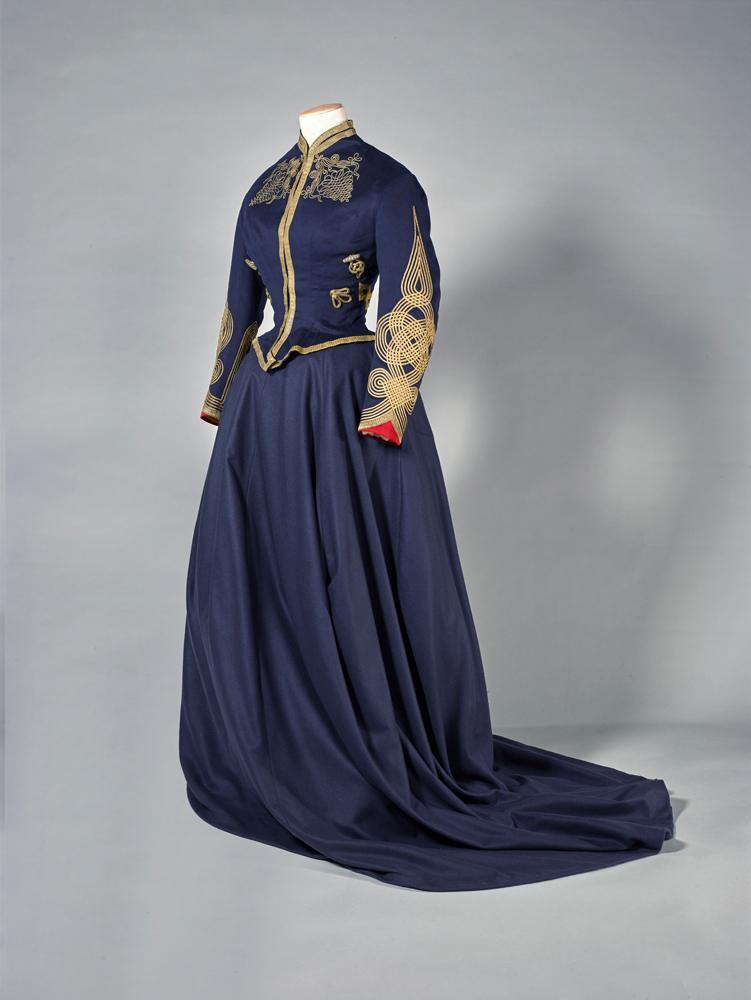 Dolman de l’impératrice Eugénie, colonel d’honneur du régiment des Guides. Château de Compiègne dans l'exposition Amazone au Musée Fragonard