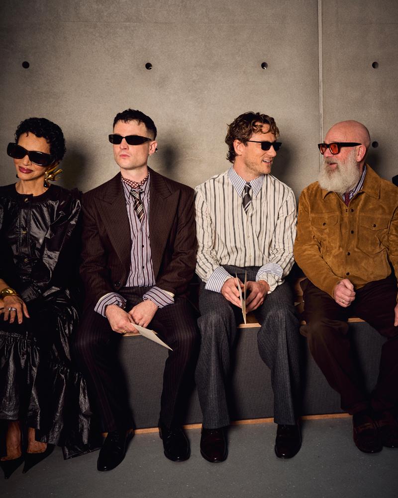 Farida Khelfa, Tom Sturridge, Lewis Pullman et Michael Stipe au défilé Saint Laurent homme printemps-été 2027 à la Fashion Week de Paris