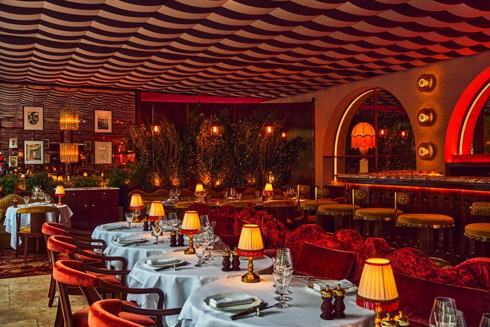 Les tables du restaurant et plage Felino de Saint Tropez