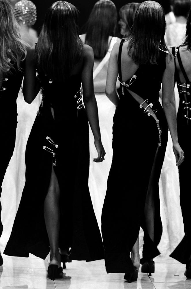 Le défilé Versace automne-hiver 1993-1994 avec les célèbres épingles à nourrice