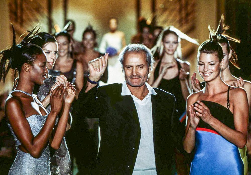 Naomi Campbell, Stella Tennant, Gianni Versace et Linda Evangelista au défilé Atelier Versace Haute Couture automne-hiver 1996-1997.