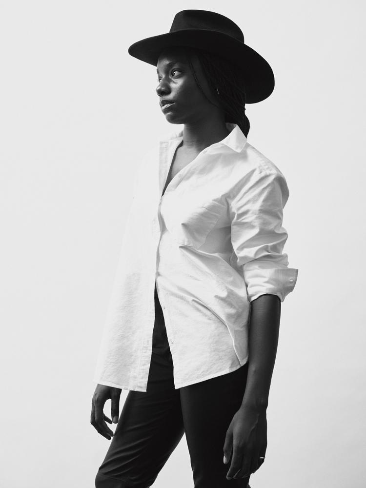 L'actrice Suzy Bemba en chemise en coton et pantalon en cuir Sézane.