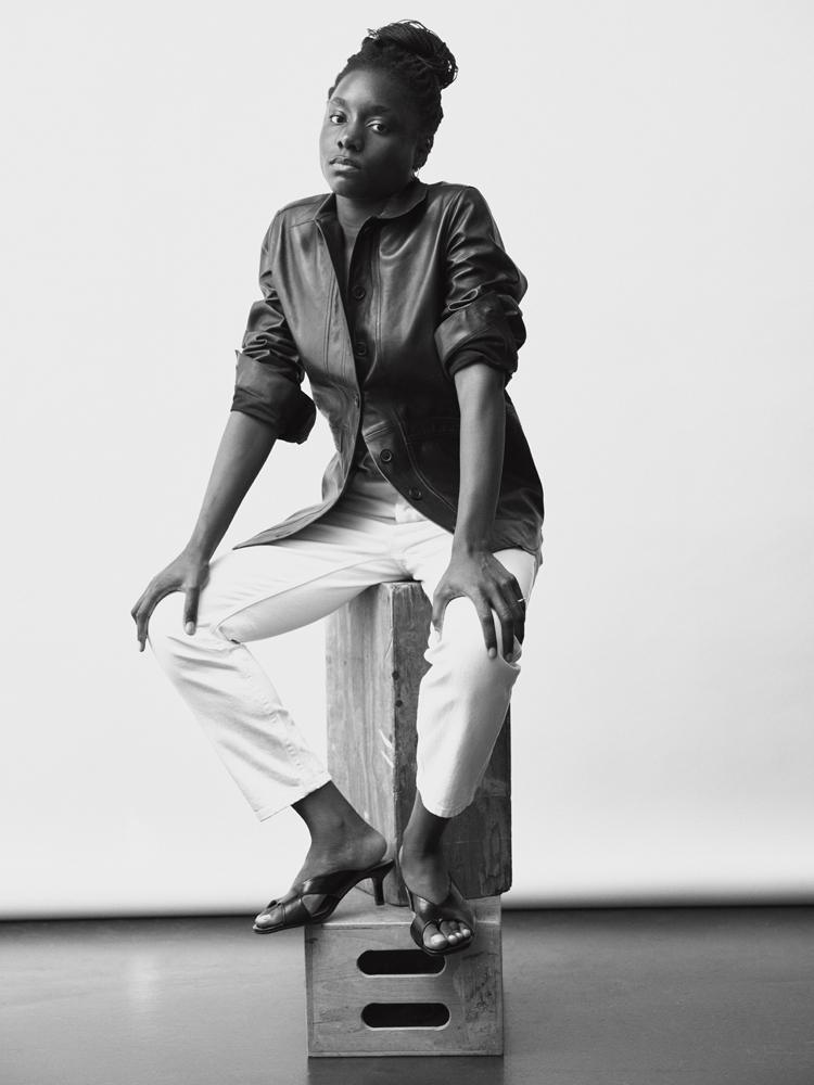 L'actrice Suzy Bemba en veste en cuir, pantalon en coton et escarpins en cuir Sézane.