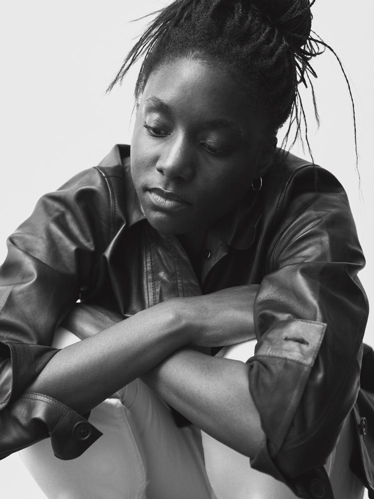 L'actrice Suzy Bemba en veste en cuir et pantalon en coton Sézane.