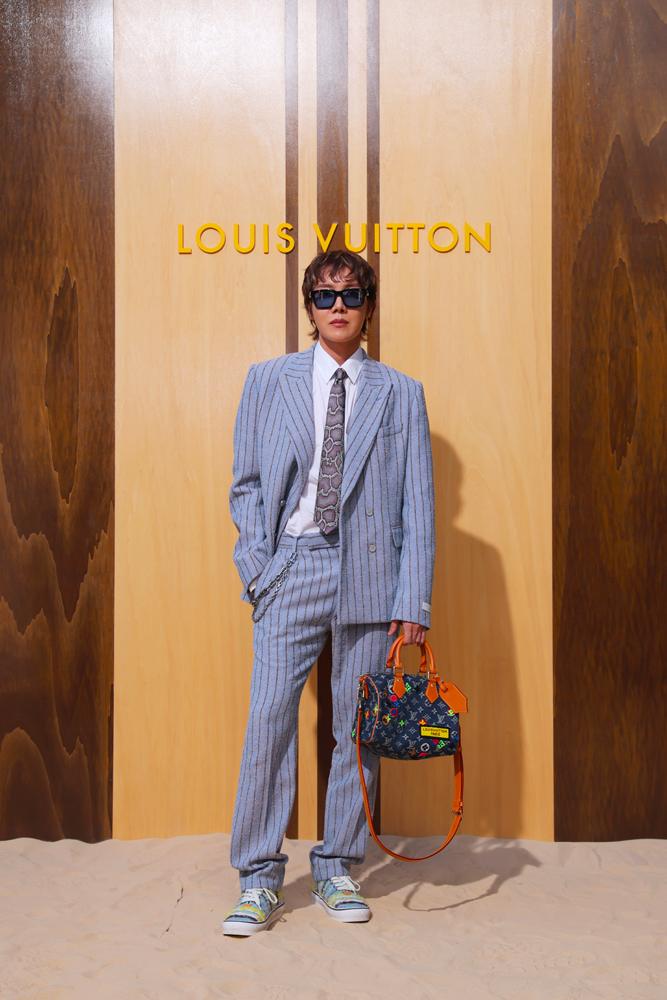 J-Hope au défilé Louis Vuitton homme printemps-été 2027 dans le cadre de la Fashion Week de Paris, le 23 juin 2026 à Paris, en France. © Victor Boyko/Getty Images pour Louis Vuitton.