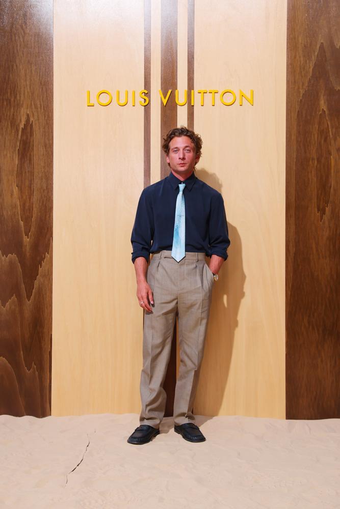 Jeremy Allen White au défilé Louis Vuitton homme printemps-été 2027 dans le cadre de la Fashion Week de Paris, le 23 juin 2026 à Paris, en France. © Victor Boyko/Getty Images pour Louis Vuitton.